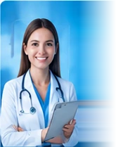 Médica con bata, estetoscopio y tableta durante una consulta de telemedicina